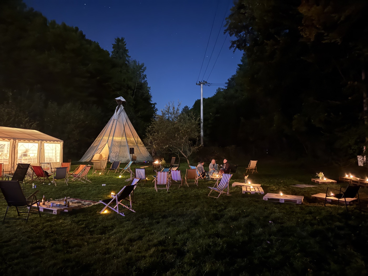 Rozświetlone tipi i wieczorne ognisko na działce